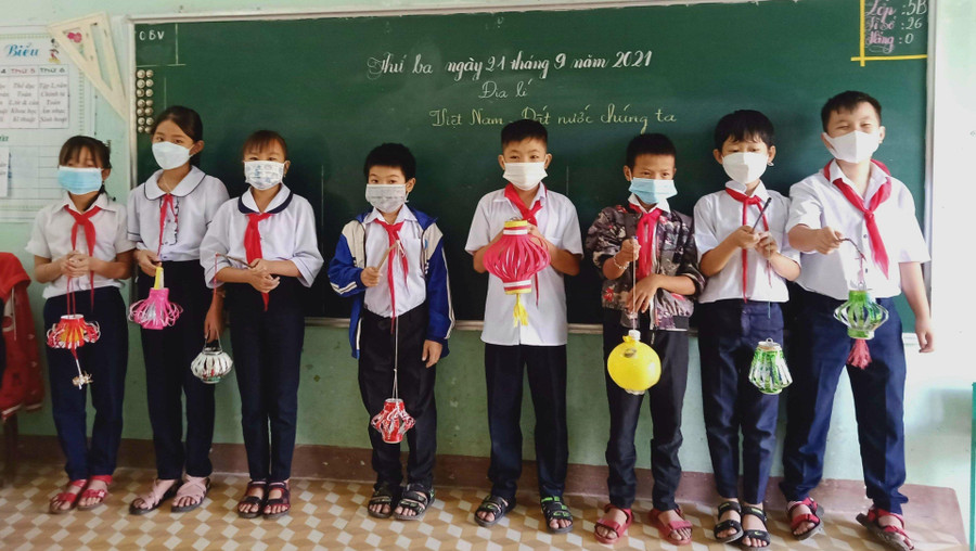 Học sinh Trường Tiểu học Phan Đình Giót “biến” rác thải trở thành lồng đèn vui Tết Trung thu.