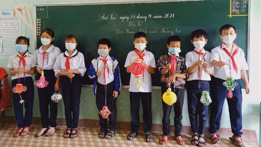 Học sinh Trường Tiểu học Phan Đình Giót “biến” rác thải trở thành lồng đèn vui Tết Trung thu.