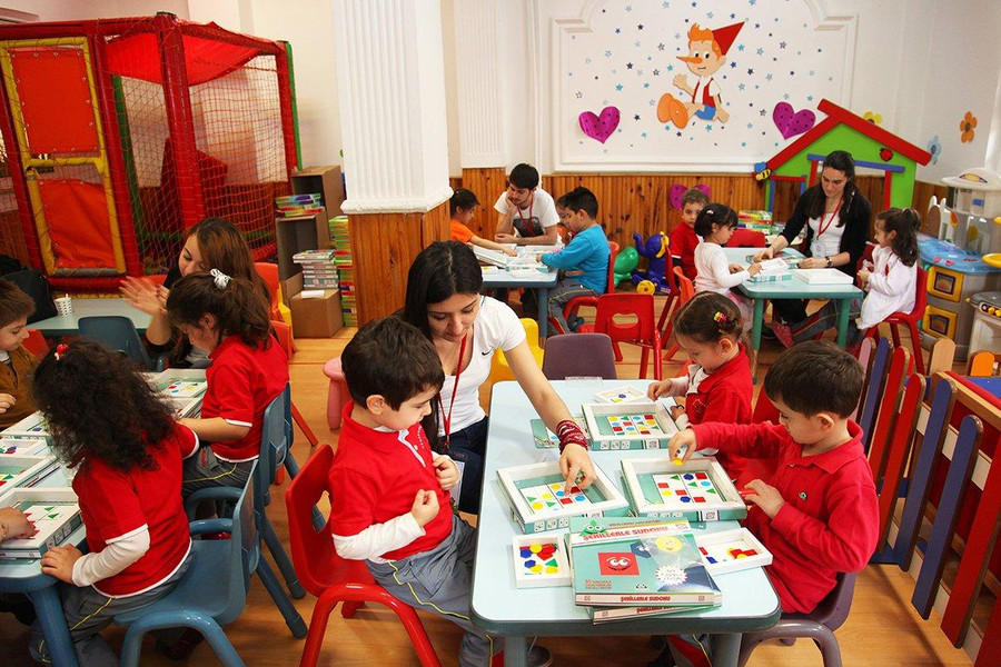 Học sinh mẫu giáo ở Thổ Nhĩ Kỳ tìm hiểu các ký hiệu hình học. Ảnh: Prometheus72 / Shutterstock / Fotodom Học sinh mẫu giáo ở Thổ Nhĩ Kỳ tìm hiểu các ký hiệu hình học. Ảnh: Prometheus72 / Shutterstock / Fotodom