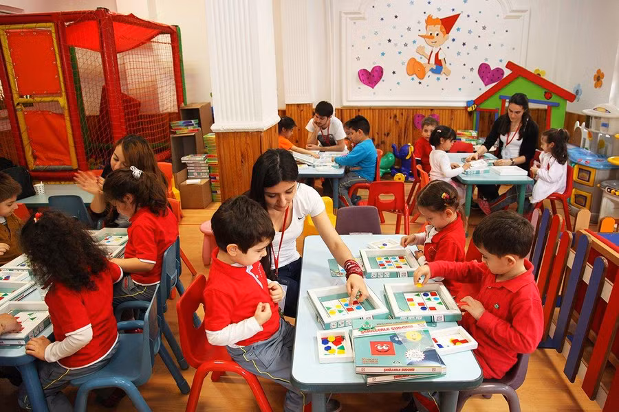 Học sinh mẫu giáo ở Thổ Nhĩ Kỳ tìm hiểu các ký hiệu hình học. Ảnh: Prometheus72 / Shutterstock / Fotodom