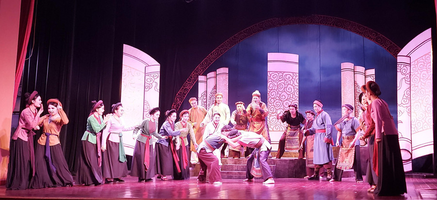 Cảnh hội làng được tái hiện đặc sắc trong vở tuồng “Nữ tướng Lê Chân”. Ảnh: Bình Thanh. Cảnh hội làng được tái hiện đặc sắc trong vở tuồng “Nữ tướng Lê Chân”. Ảnh: Bình Thanh.