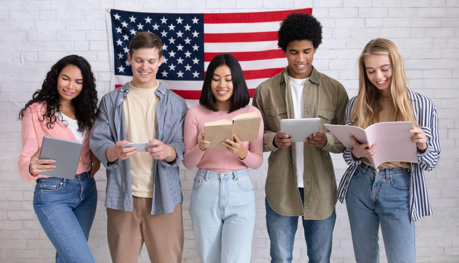 Giới trẻ hiện nay ưu tiên sức khỏe cảm xúc, tinh thần và tài chính của họ thường xuyên hơn so với giáo dục đại học. Ảnh: GEG Giới trẻ hiện nay ưu tiên sức khỏe cảm xúc, tinh thần và tài chính của họ thường xuyên hơn so với giáo dục đại học. Ảnh: GEG