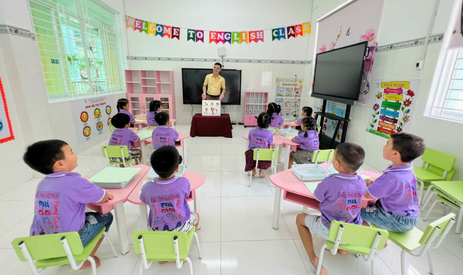 Thầy Lê Công Sự là giáo viên Trường Mầm non Hoa Đào (Quận 12, TP Hồ Chí Minh) cũng như rất nhiều giáo viên khác luôn mến nghề, tận tụy với công việc.