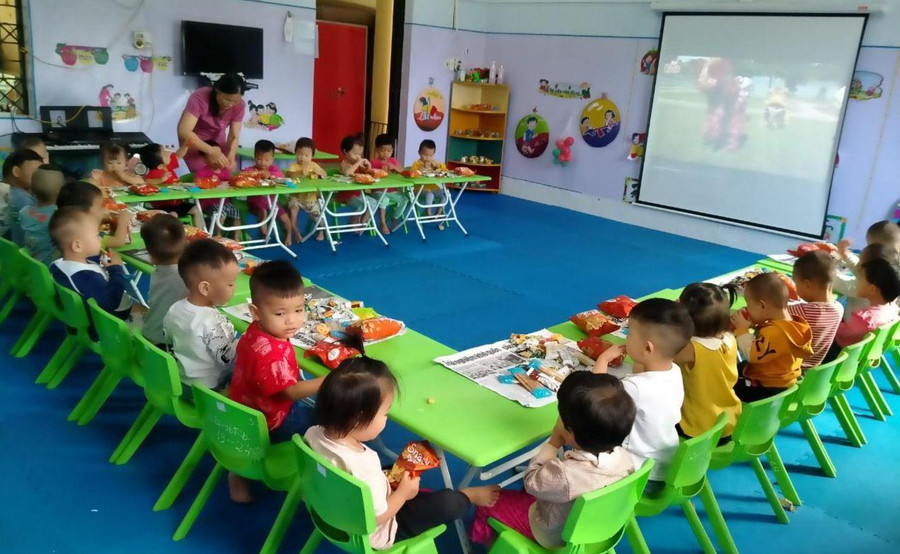 Cô Nguyễn Thị Len và học trò. Ảnh: Hoàng - Linh Cô Nguyễn Thị Len và học trò. Ảnh: Hoàng - Linh