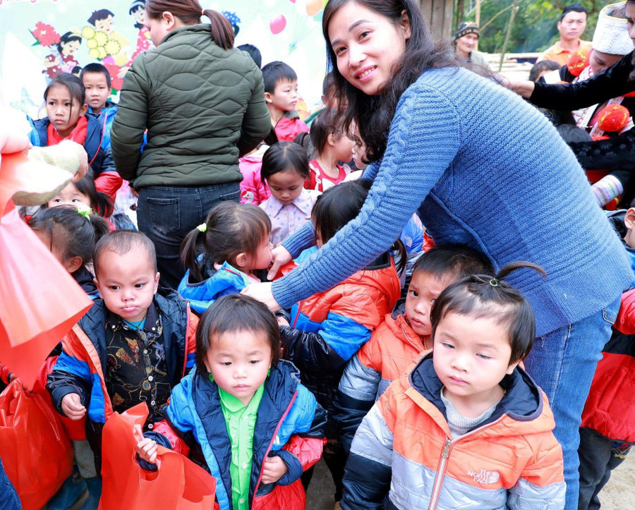 Cô Đặng Thị Tố Như trong một lần thiện nguyện trao quà tặng cho học sinh vùng cao. Ảnh: NVCC Cô Đặng Thị Tố Như trong một lần thiện nguyện trao quà tặng cho học sinh vùng cao. Ảnh: NVCC