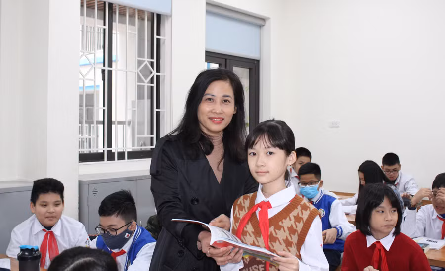 Cô Đặng Thị Tố Như trong giờ lên lớp giảng bài môn Ngữ văn. Ảnh: NVCC