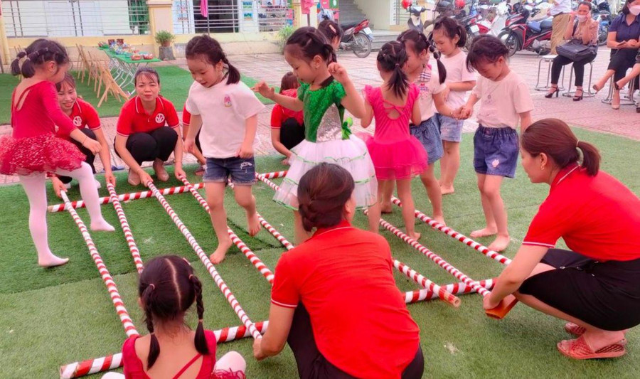 Cô - trò Trường Mầm non Hoa Phượng (Kim Bôi, Hòa Bình). Ảnh: NVCC. Cô - trò Trường Mầm non Hoa Phượng (Kim Bôi, Hòa Bình). Ảnh: NVCC.