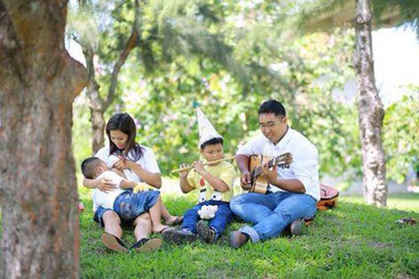 khoe ảnh cho con bú nơi công cộng khoe ảnh cho con bú nơi công cộng