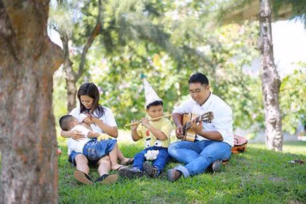 khoe ảnh cho con bú nơi công cộng