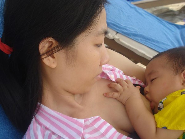 khoe ảnh cho con bú nơi công cộng khoe ảnh cho con bú nơi công cộng