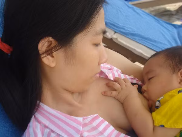 khoe ảnh cho con bú nơi công cộng