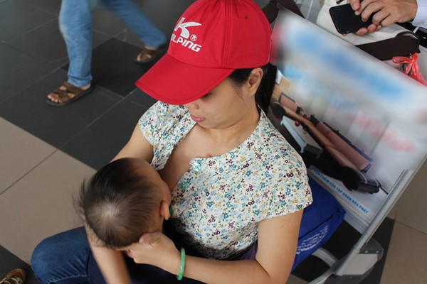 khoe ảnh cho con bú nơi công cộng khoe ảnh cho con bú nơi công cộng