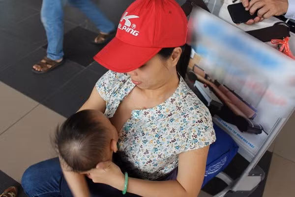 khoe ảnh cho con bú nơi công cộng