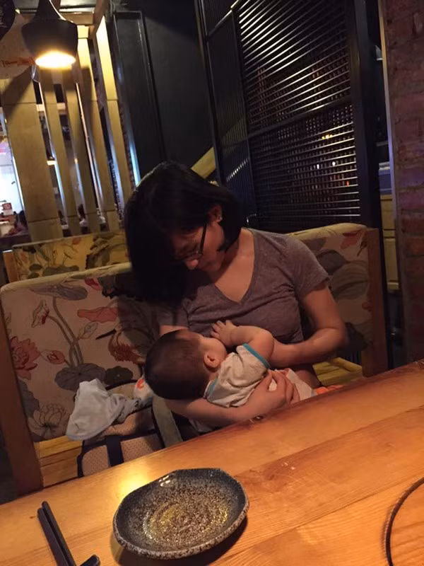 khoe ảnh cho con bú nơi công cộng