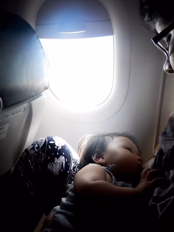 khoe ảnh cho con bú nơi công cộng