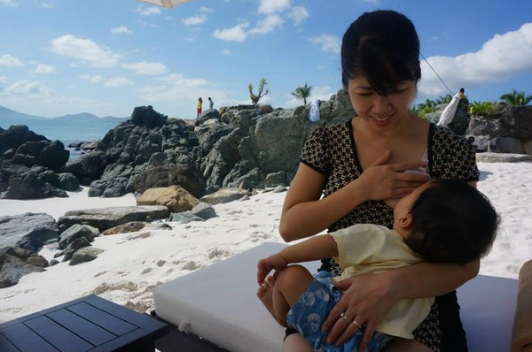 khoe ảnh cho con bú nơi công cộng khoe ảnh cho con bú nơi công cộng