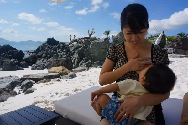 khoe ảnh cho con bú nơi công cộng