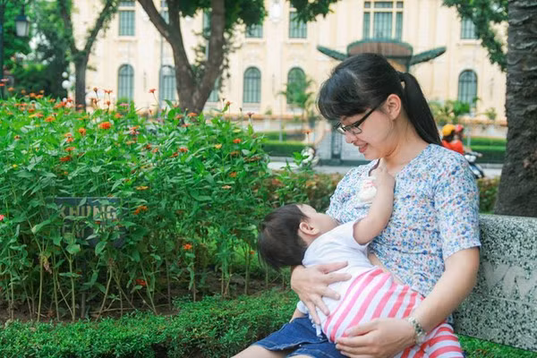 khoe ảnh cho con bú nơi công cộng