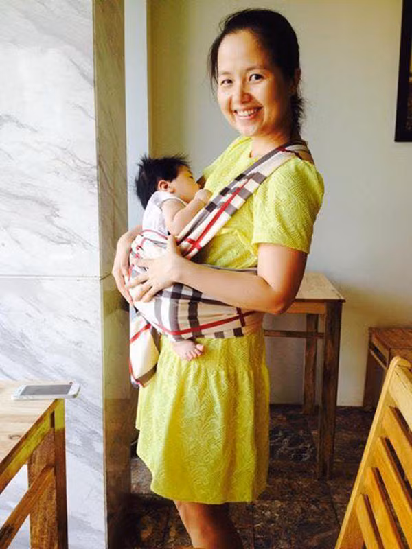 khoe ảnh cho con bú nơi công cộng