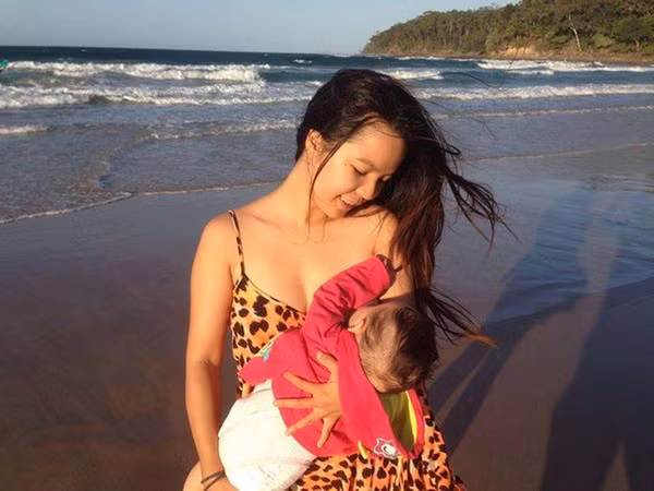 khoe ảnh cho con bú nơi công cộng