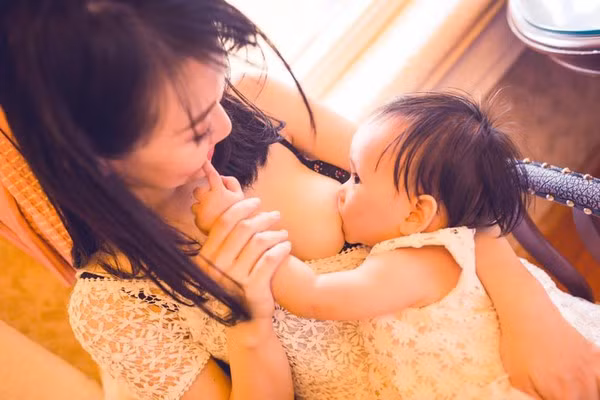 khoe ảnh cho con bú nơi công cộng