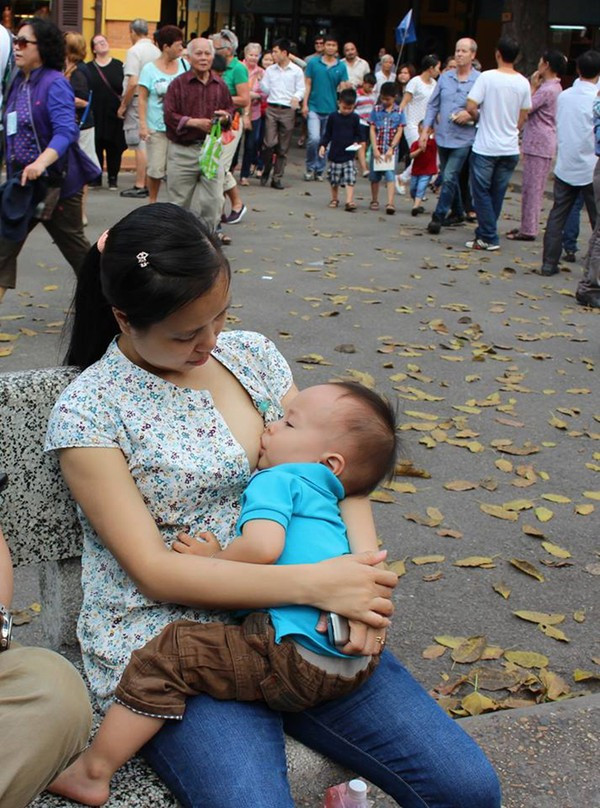 khoe ảnh cho con bú nơi công cộng khoe ảnh cho con bú nơi công cộng