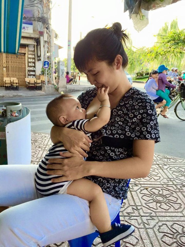 khoe ảnh cho con bú nơi công cộng khoe ảnh cho con bú nơi công cộng