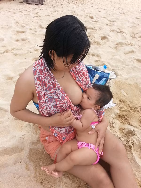 khoe ảnh cho con bú nơi công cộng