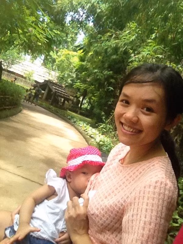 khoe ảnh cho con bú nơi công cộng