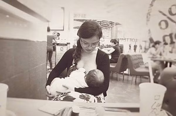 khoe ảnh cho con bú nơi công cộng