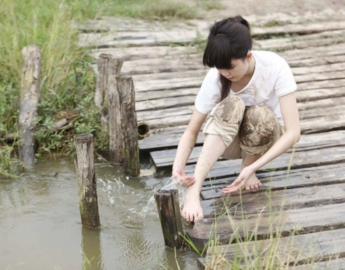 Đôi chân “xấu” của Ngọc Trinh sẽ là điểm nhấn trong “Vòng eo 56”
