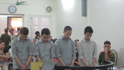 Truy sát trên phố, bỏ mặc bạn chết đuối rồi thản nhiên bỏ đi