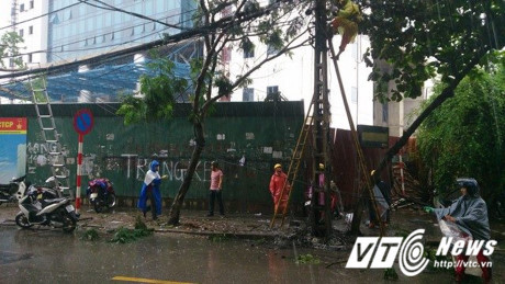 Cột điện bốc cháy ngùn ngụt, nổ như pháo giữa trời mưa lớn ở Hà Nội - Ảnh 2 Cot dien boc chay ngun ngut, no nhu phao giua troi mua lon o Ha Noi - Anh 2