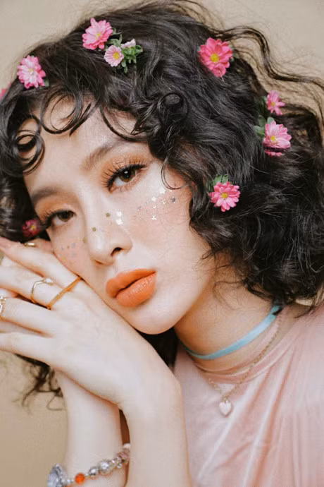 My nhan Viet don dau xu huong toc lo xo, trang diem tong cam hong - Anh 11