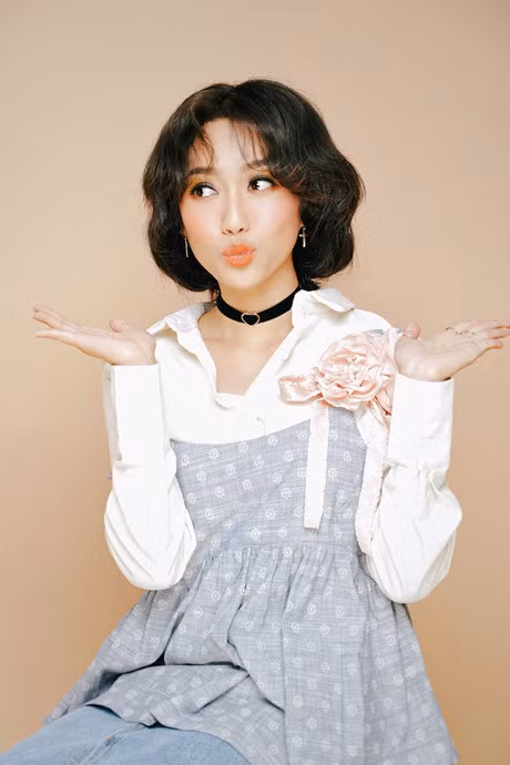 My nhan Viet don dau xu huong toc lo xo, trang diem tong cam hong - Anh 16