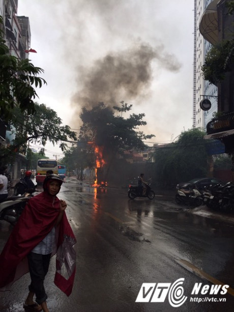 Cột điện bốc cháy ngùn ngụt, nổ như pháo giữa trời mưa lớn ở Hà Nội - Ảnh 1 Cot dien boc chay ngun ngut, no nhu phao giua troi mua lon o Ha Noi - Anh 1