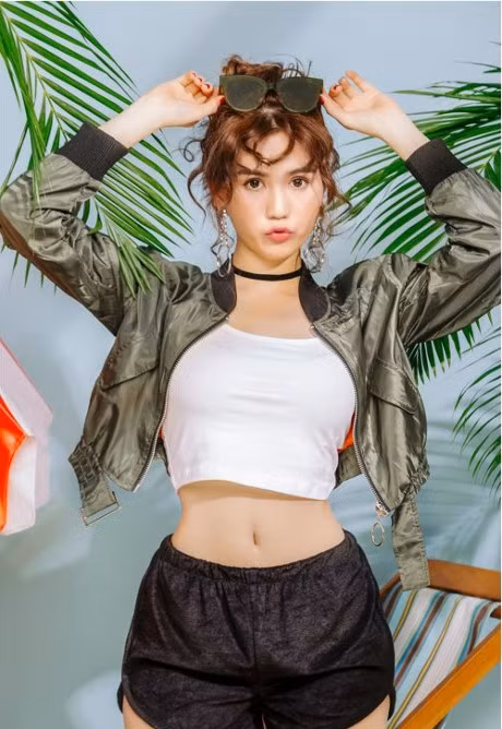 My nhan Viet don dau xu huong toc lo xo, trang diem tong cam hong - Anh 9