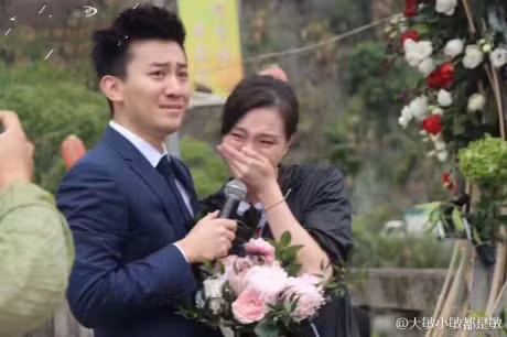 Nu hoang nhay cau Trung Quoc bat khoc khi ban trai kem tuoi cau hon - Anh 1