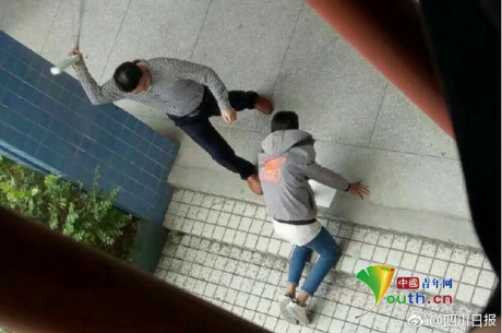 Thầy giáo Trung Quốc bắt học sinh quỳ rồi đánh bằng dây thừng - Ảnh 1 Thay giao Trung Quoc bat hoc sinh quy roi danh bang day thung - Anh 1