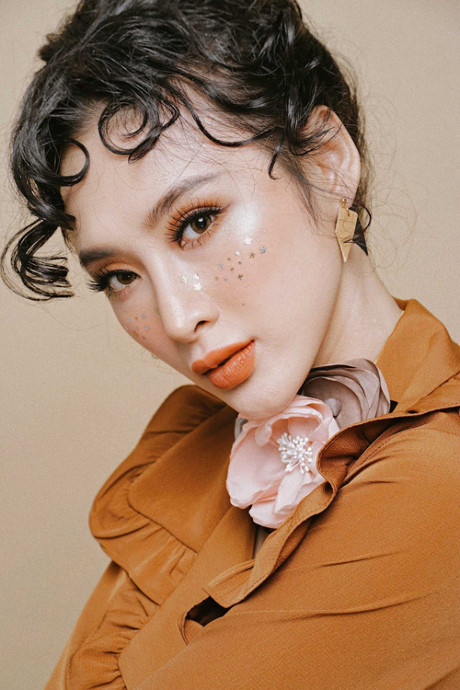 Mỹ nhân Việt đón đầu xu hướng tóc lò xo, trang điểm tông cam hồng - Ảnh 12 My nhan Viet don dau xu huong toc lo xo, trang diem tong cam hong - Anh 12
