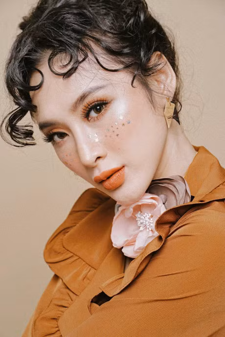 My nhan Viet don dau xu huong toc lo xo, trang diem tong cam hong - Anh 12