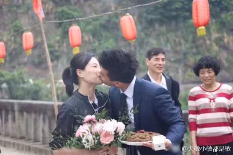 Nu hoang nhay cau Trung Quoc bat khoc khi ban trai kem tuoi cau hon - Anh 2