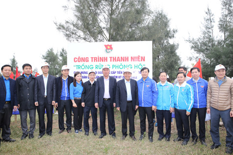 Phó Thủ tướng dự lễ khánh thành công trình thanh niên trồng rừng phòng hộ. Ảnh: VGP/Lê Sơn Phó Thủ tướng dự lễ khánh thành công trình thanh niên trồng rừng phòng hộ. Ảnh: VGP/Lê Sơn