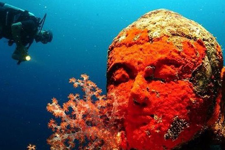 Bí ẩn ngôi đền và tượng phật khổng lồ dưới đáy biển
