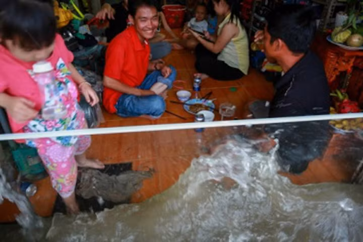 Người Sài Gòn bì bõm trong triều cường đầu năm