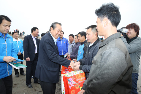 Phó Thủ tướng tặng quà động viên các ngư dân huyện Giao Thuỷ ra khơi đầu năm. Ảnh: VGP/Lê Sơn Phó Thủ tướng tặng quà động viên các ngư dân huyện Giao Thuỷ ra khơi đầu năm. Ảnh: VGP/Lê Sơn