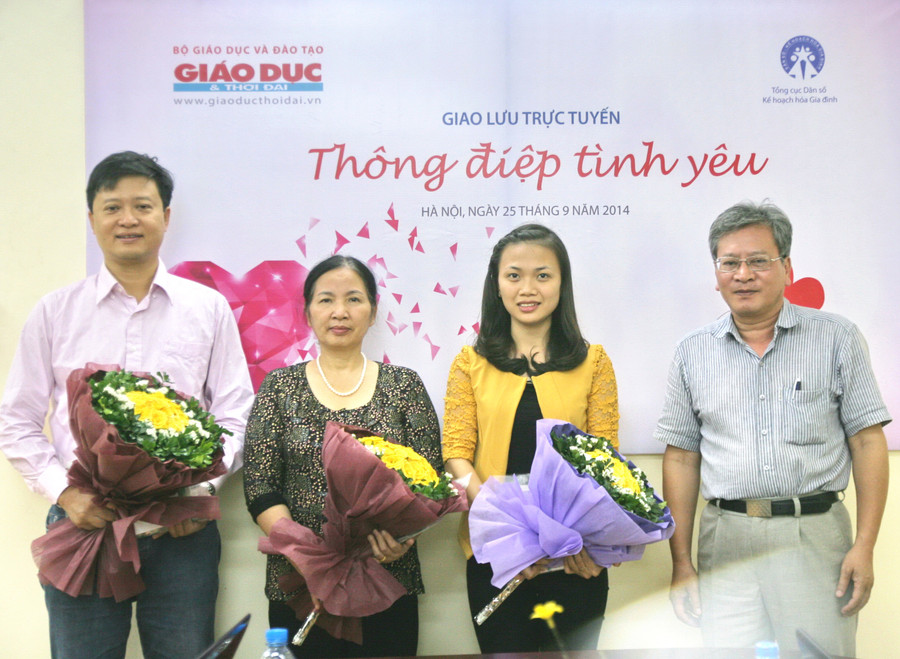 Từ phải qua: Phó Tổng biên tập Nguyễn Quốc Chính tặng hoa cho các vị khách mời: Sinh viên Vũ Kiều Anh; TS tâm lý Nguyễn Thị Mùi; TS tâm lý Phạm Mạnh Hà Từ phải qua: Phó Tổng biên tập Nguyễn Quốc Chính tặng hoa cho các vị khách mời: Sinh viên Vũ Kiều Anh; TS tâm lý Nguyễn Thị Mùi; TS tâm lý Phạm Mạnh Hà