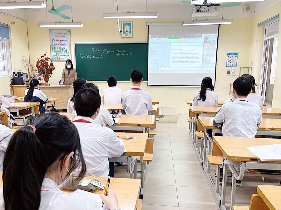 Cô trò Trường trung học cơ sở Gia Thụy, Long Biên, Hà Nội dạy học linh hoạt trong điều kiện dịch bệnh.