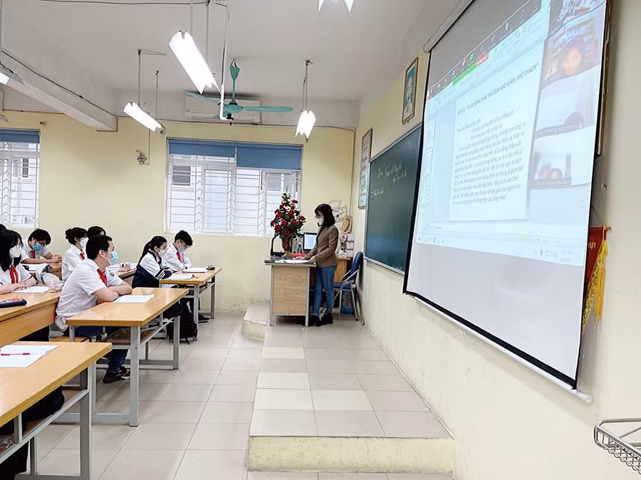 Cô trò Trường trung học cơ sở Gia Thụy, Long Biên, Hà Nội trong giờ học.