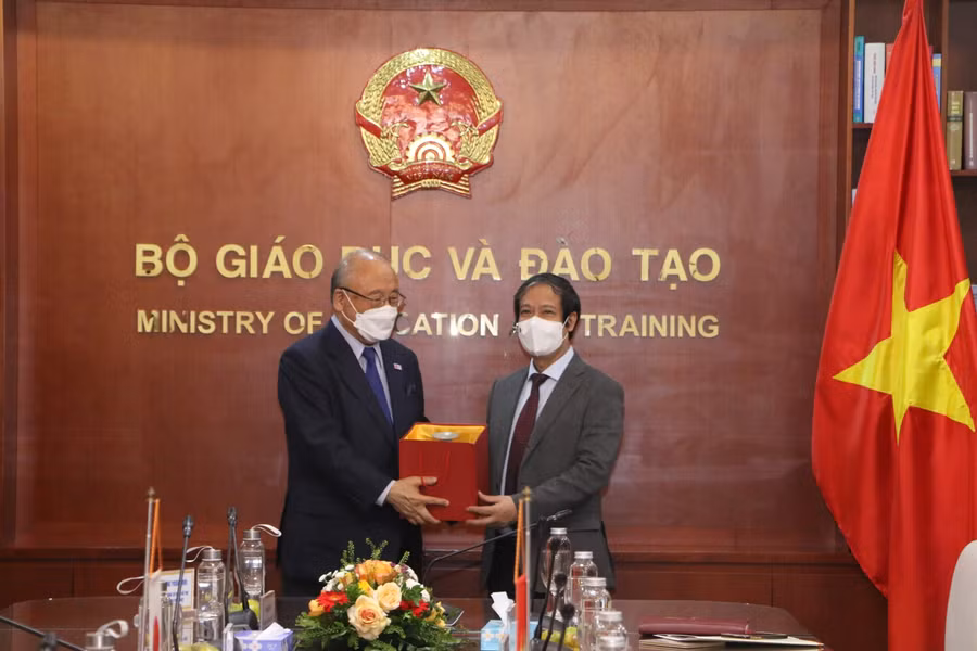 Bộ trưởng Nguyễn Kim Sơn tặng quà lưu niệm cho ngài Takebe Tsutomu.